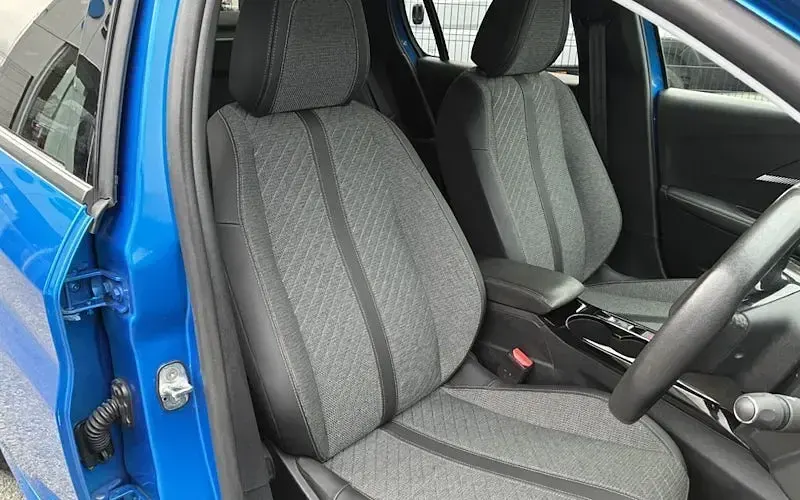 Used Peugeot 208 Allure 101 HP (74 kW) 2025 Hatchback