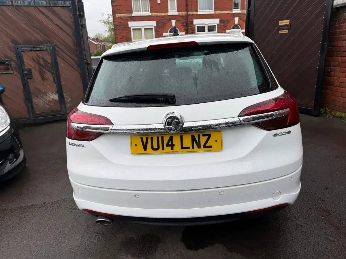 Begagnad Vauxhall Insignia Elite 140 HK (102 kW) 2014 Vit Kombi