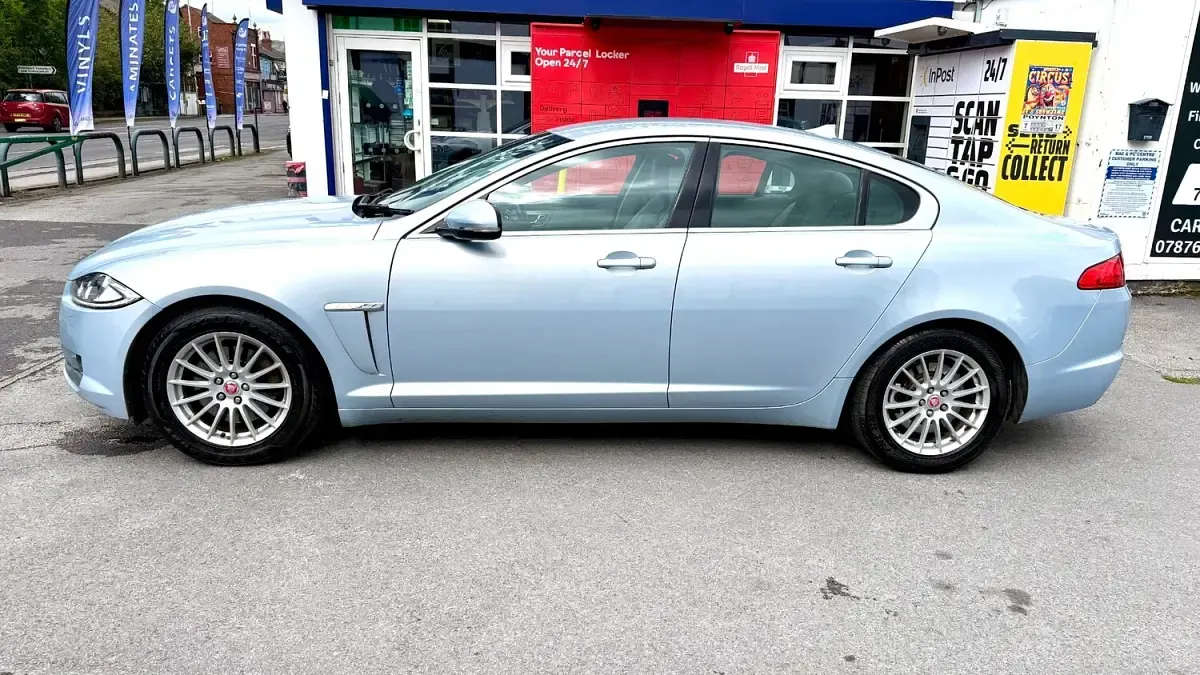 Käytetty Jaguar XF Luxury 163 HP (119 kW) 2014 Hopea Sedan