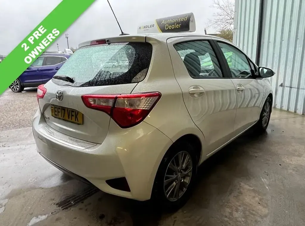 Begagnad Toyota Yaris 69 HK (50 kW) 2017 Vit Halvkombi