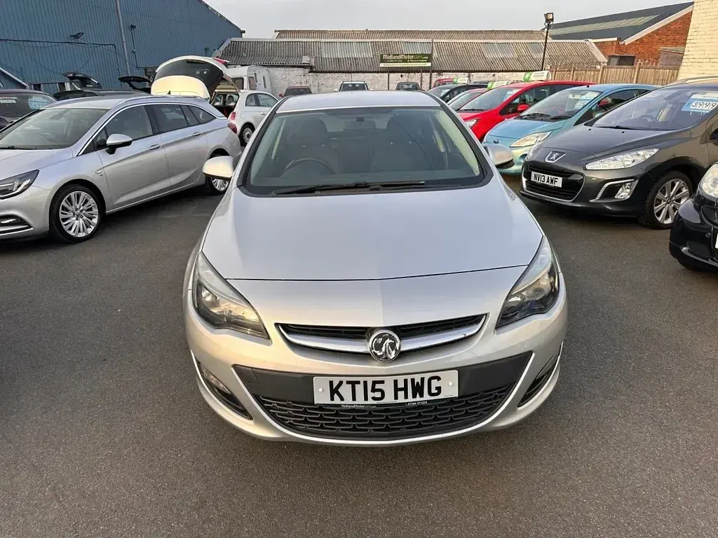 Used Vauxhall Astra Design Edition 136 HP (100 kW) 2015 Silver Hatchback