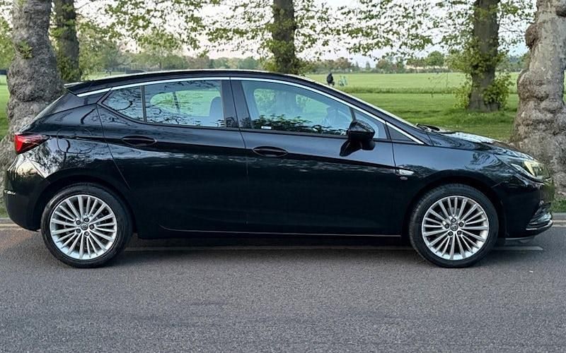 Second-hand Vauxhall Astra Elite 150 CP (110 kW) 2017 Negru Hatchback