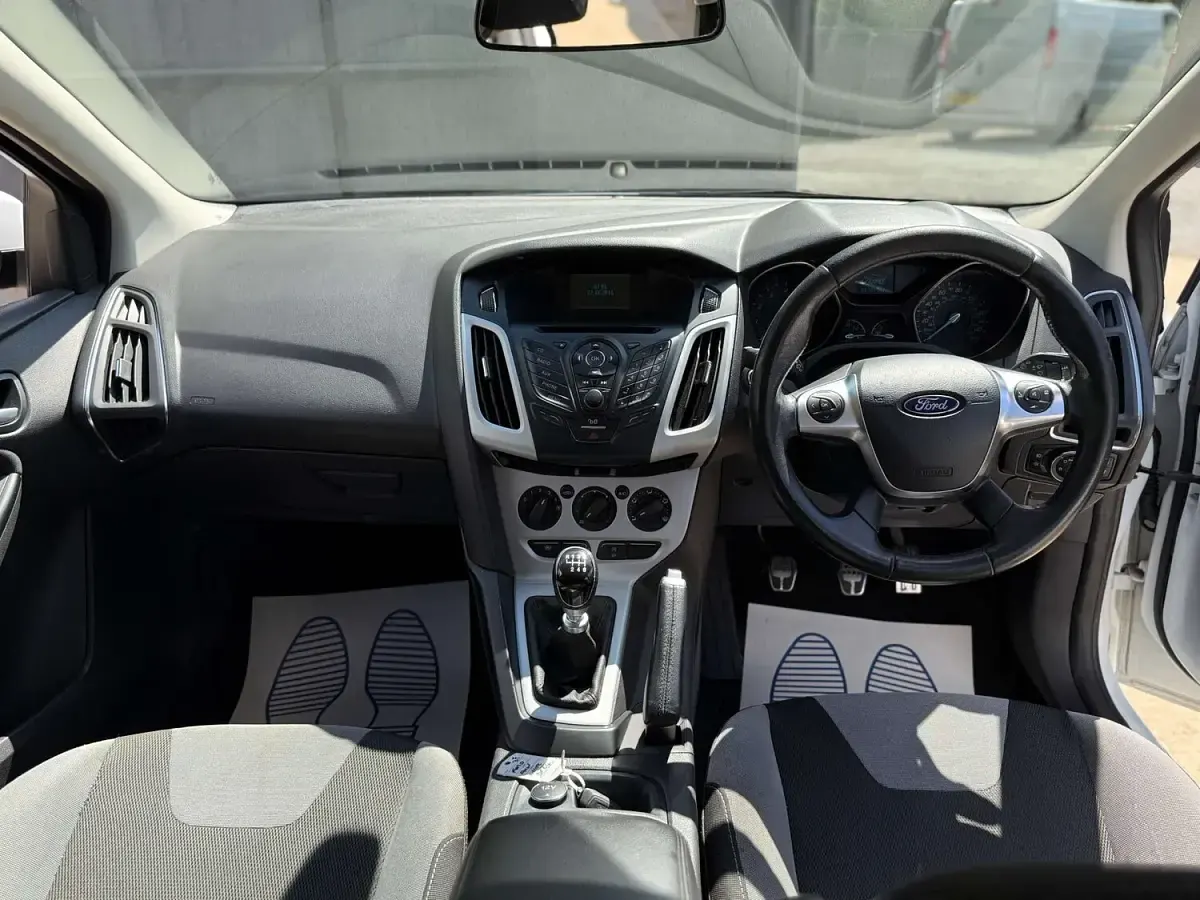Used Ford Focus Zetec 125 HP (91 kW) 2014 White Hatchback