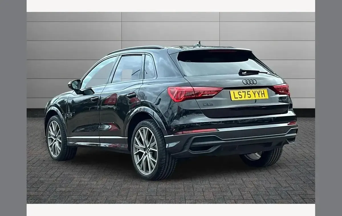 Używany Audi Q3 Black Edition 150 KM (110 kW) 2025 Czarny SUV