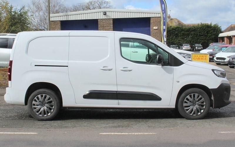 Used Citroën Berlingo 102 HP (75 kW) 2024 White MPV