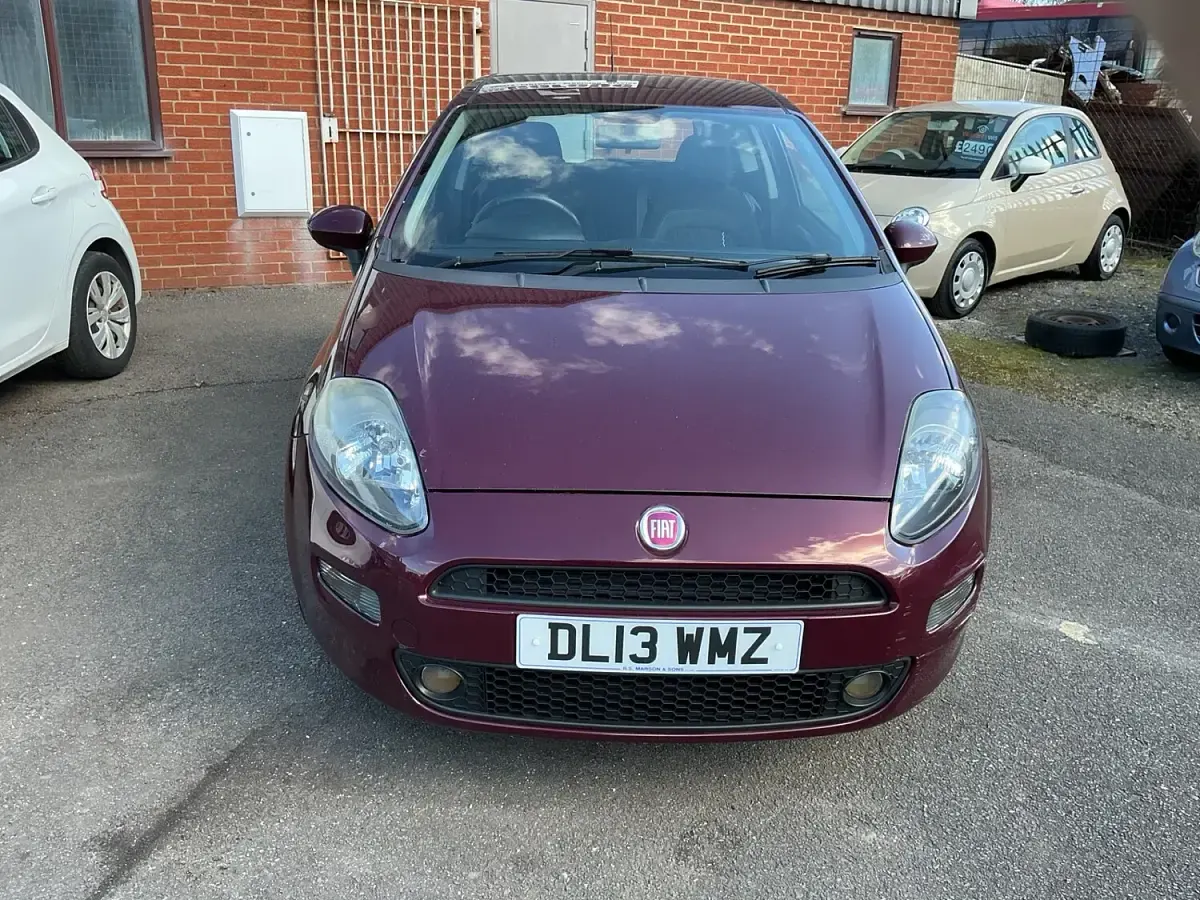 Używany Fiat Punto Easy 77 KM (56 kW) 2013 Czerwony Hatchback