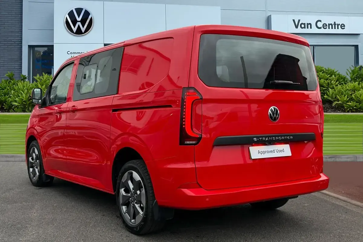 Nouă VW Transporter Pro 210 kW (286 CP) 2025 Roșu Van