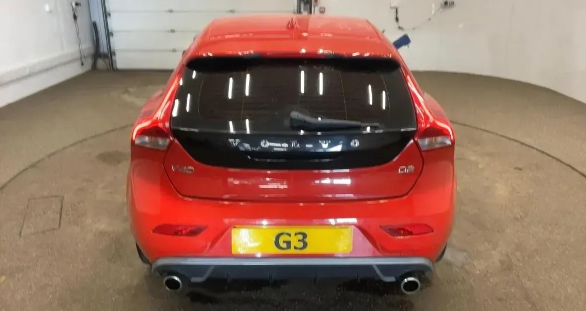 Used Volvo V40 R-Design 118 HP (86 kW) 2015 Red Hatchback