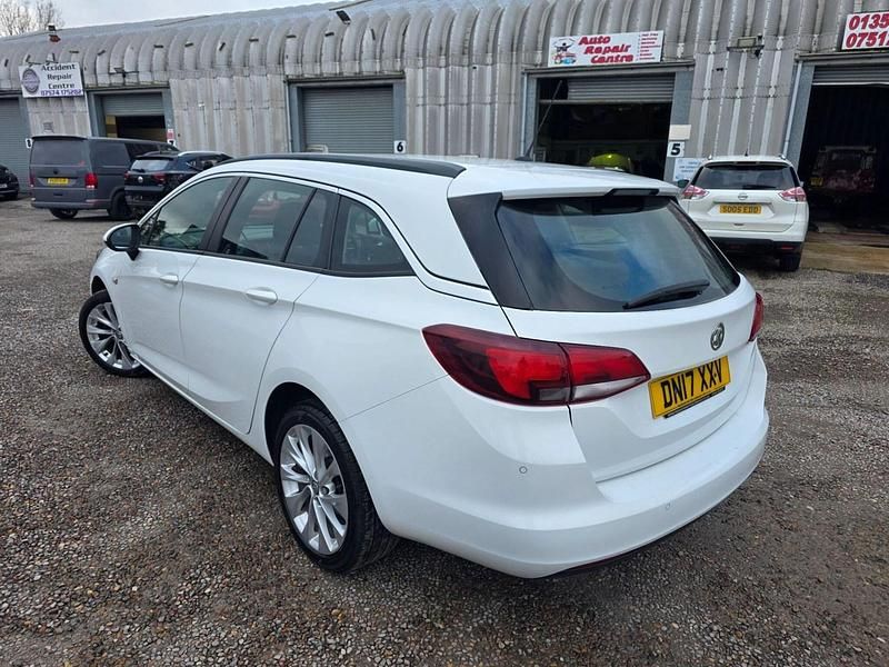 Used Vauxhall Astra Design Edition 2017 White Estate