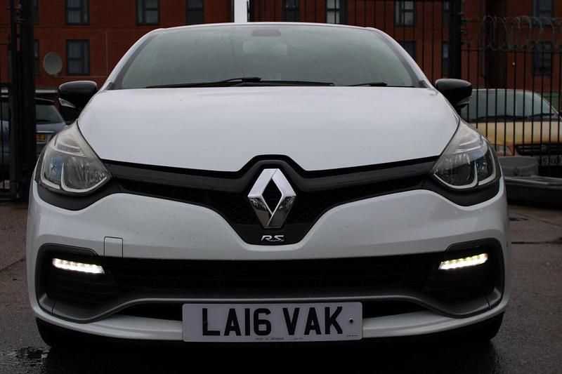Used Renault Clio IV 200 HP (147 kW) 2016 White Hatchback