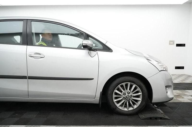 Used Toyota Verso 112 HP (82 kW) 2017 Silver MPV