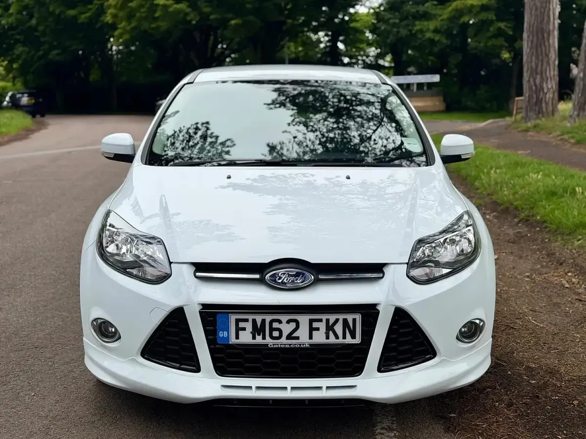 Used Ford Focus Zetec 115 HP (84 kW) 2013 White Hatchback