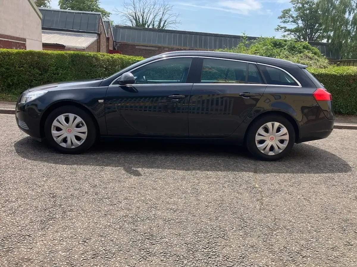 Used Vauxhall Insignia 160 HP (117 kW) 2011 Black Estate