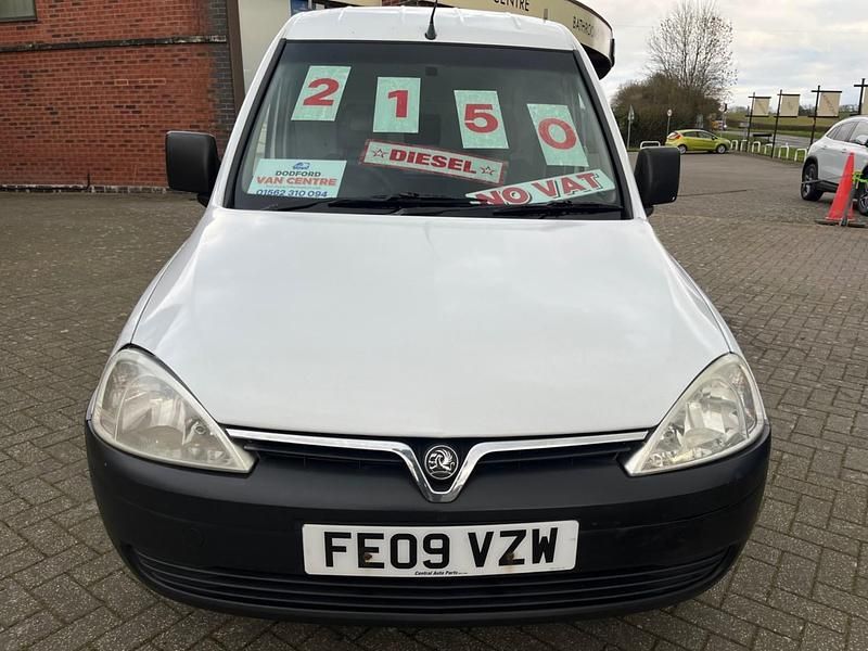 Used Vauxhall Combo 75 HP (55 kW) 2009 White MPV