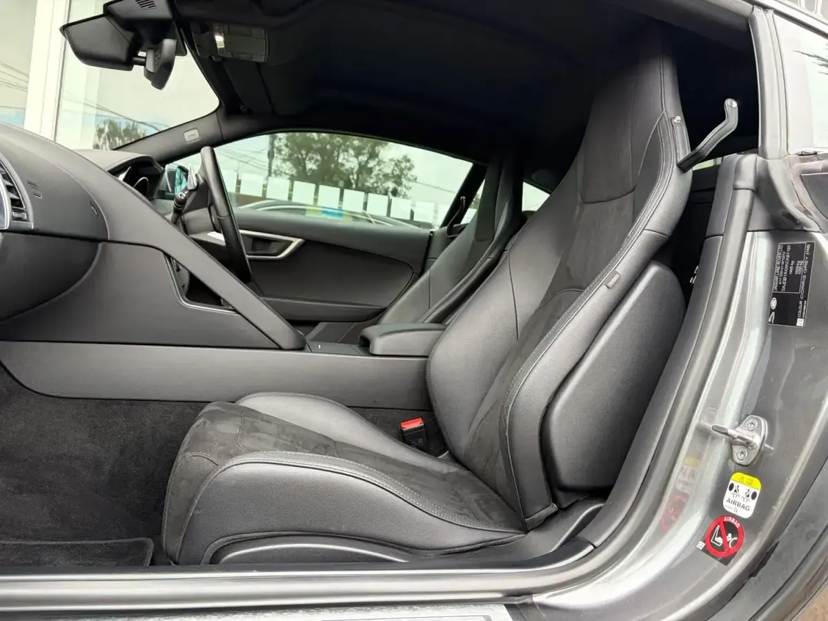 Używany Jaguar F-Type R-Dynamic 300 KM (220 kW) 2019 Szary Coupe