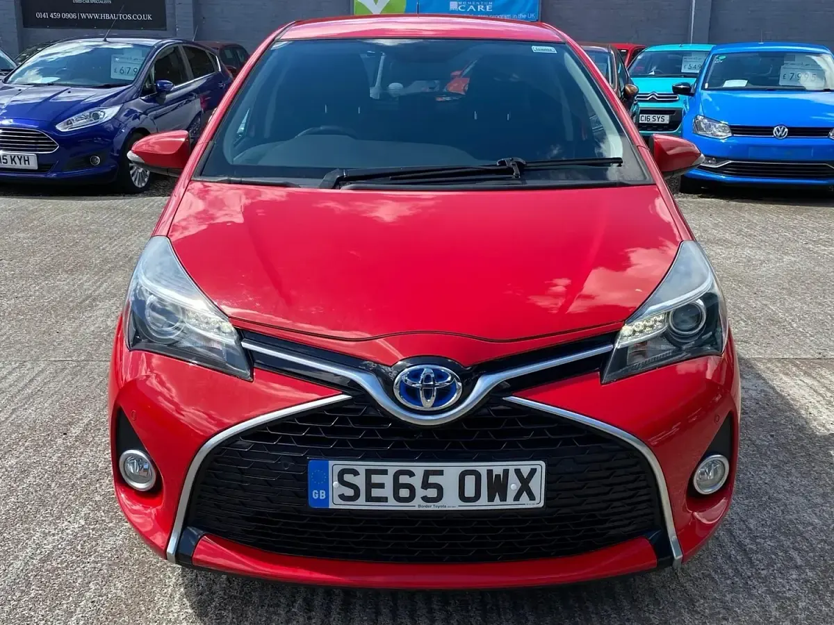 Used Toyota Yaris Design 101 HP (74 kW) 2016 Red Hatchback