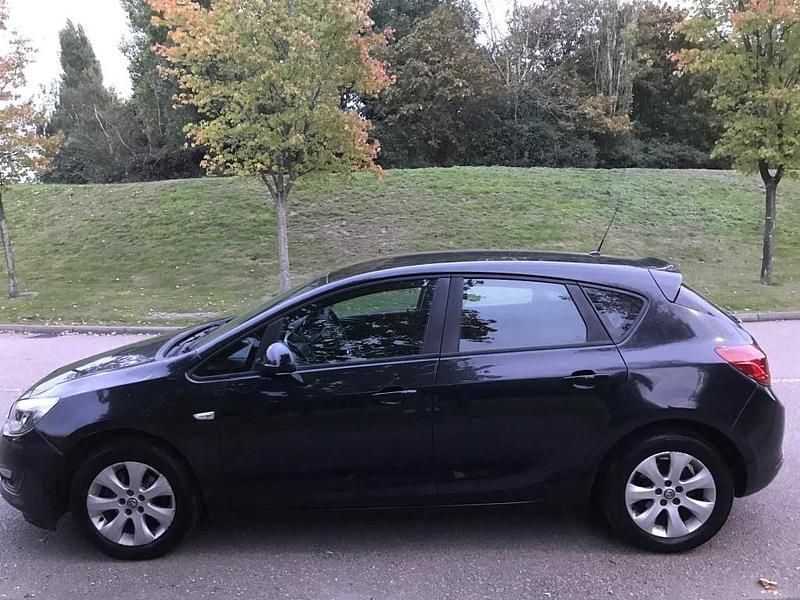 Używany Vauxhall Astra Design Edition 2014 Czarny Hatchback