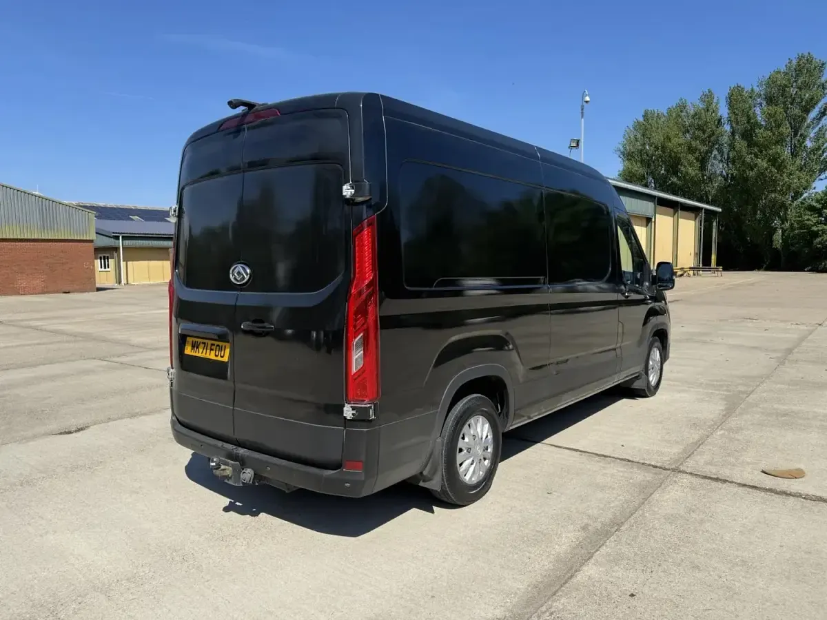 Usado Maxus V90 163 HP (119 kW) 2021 Preto Van