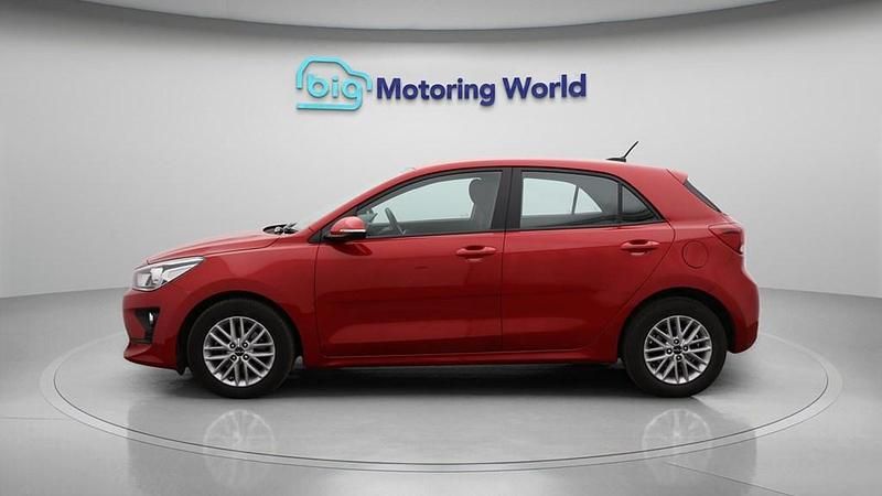 Begagnad Kia Rio 99 HK (72 kW) 2022 Röd Halvkombi