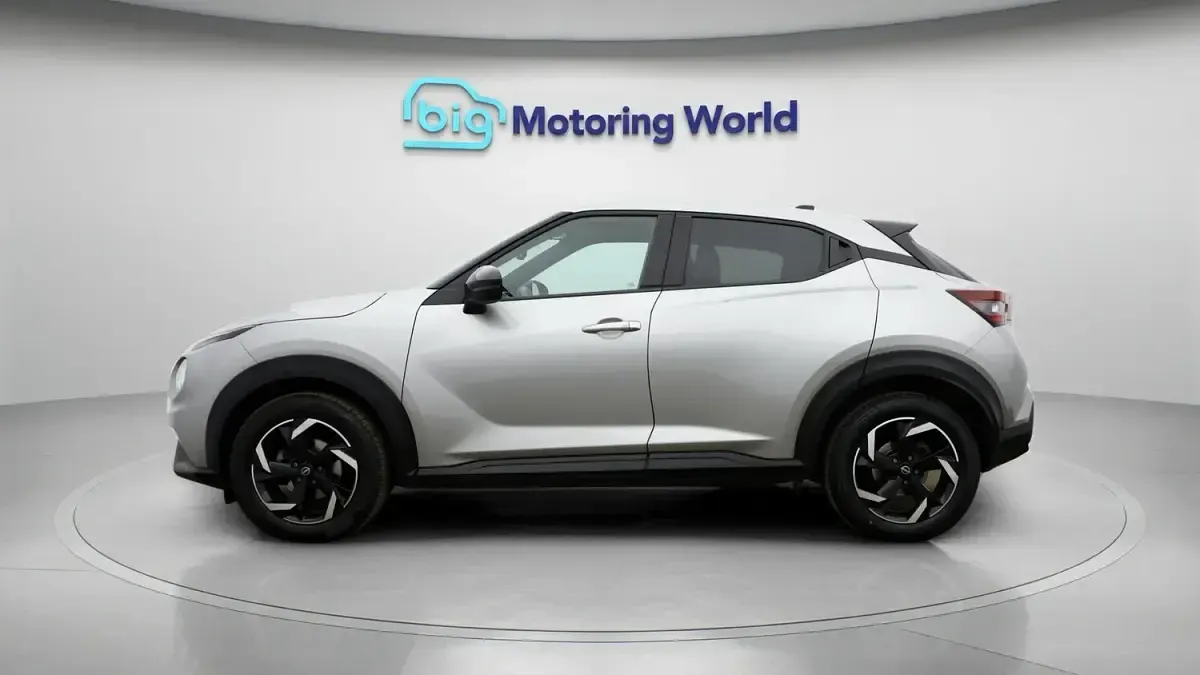 Usado Nissan Juke N-Connecta 114 HP (83 kW) 2023 Prateado SUV