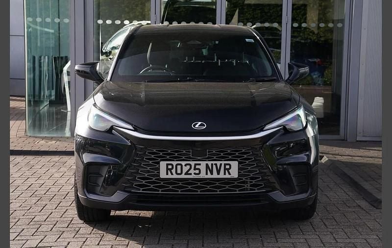 Second-hand Lexus LBX 136 CP (100 kW) 2025 Negru SUV