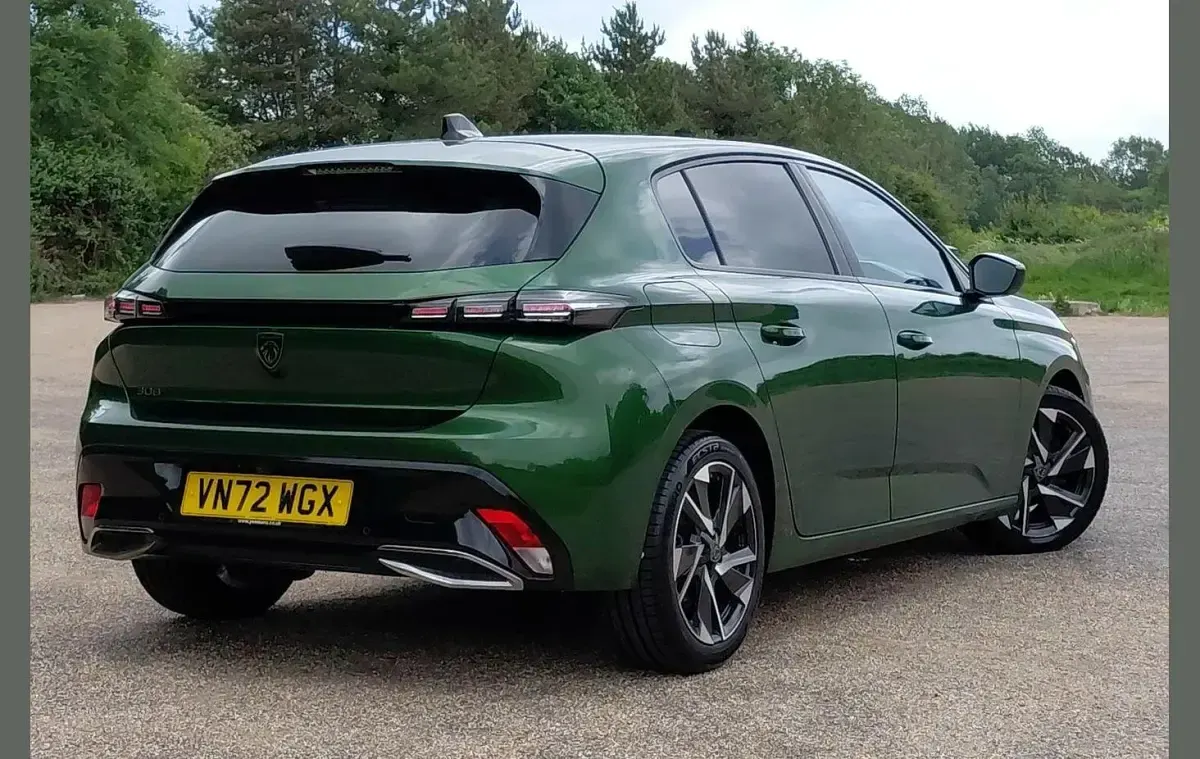 Used Peugeot 308 Allure Premium 129 HP (94 kW) 2023 Green Hatchback