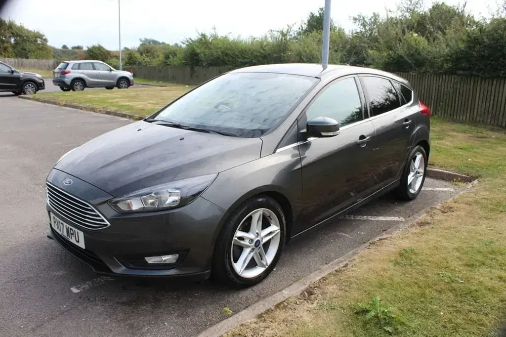 Used Ford Focus Zetec 125 HP (91 kW) 2017 Grey Hatchback
