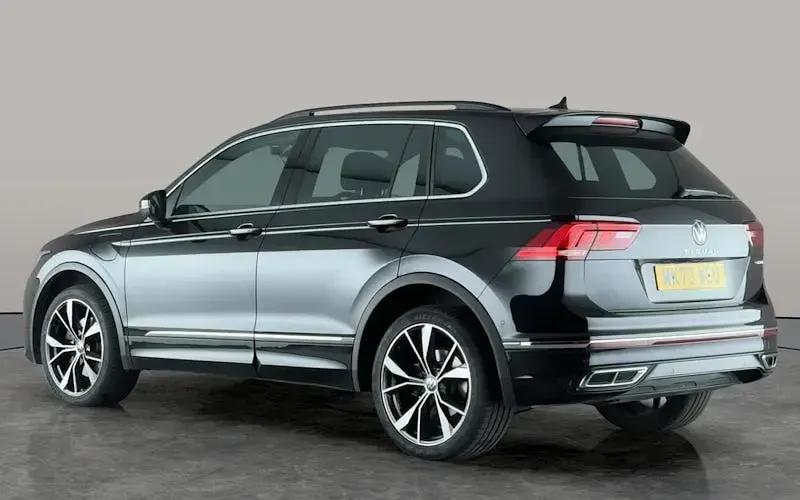 Second-hand VW Tiguan R-line 245 CP (180 kW) 2023 Negru SUV