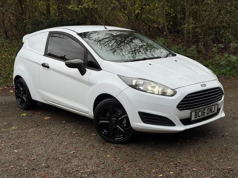 Used Ford Fiesta 75 HP (55 kW) 2016 White Hatchback