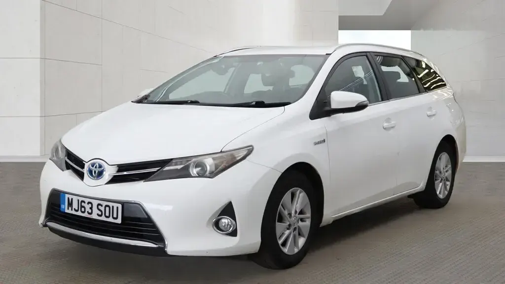 Used Toyota Auris Hybrid 2014 White Estate