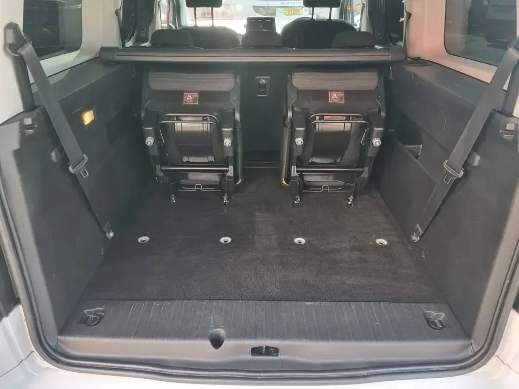 Second-hand Vauxhall Combo Design Edition 100 kW (136 CP) 2023 Alb Monovolum