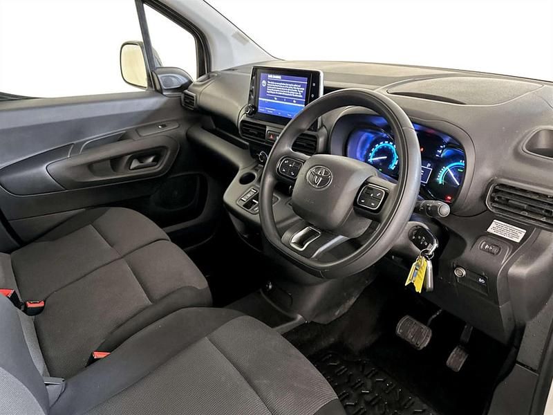 Used Toyota Proace 100 kW (136 HP) 2023 White MPV