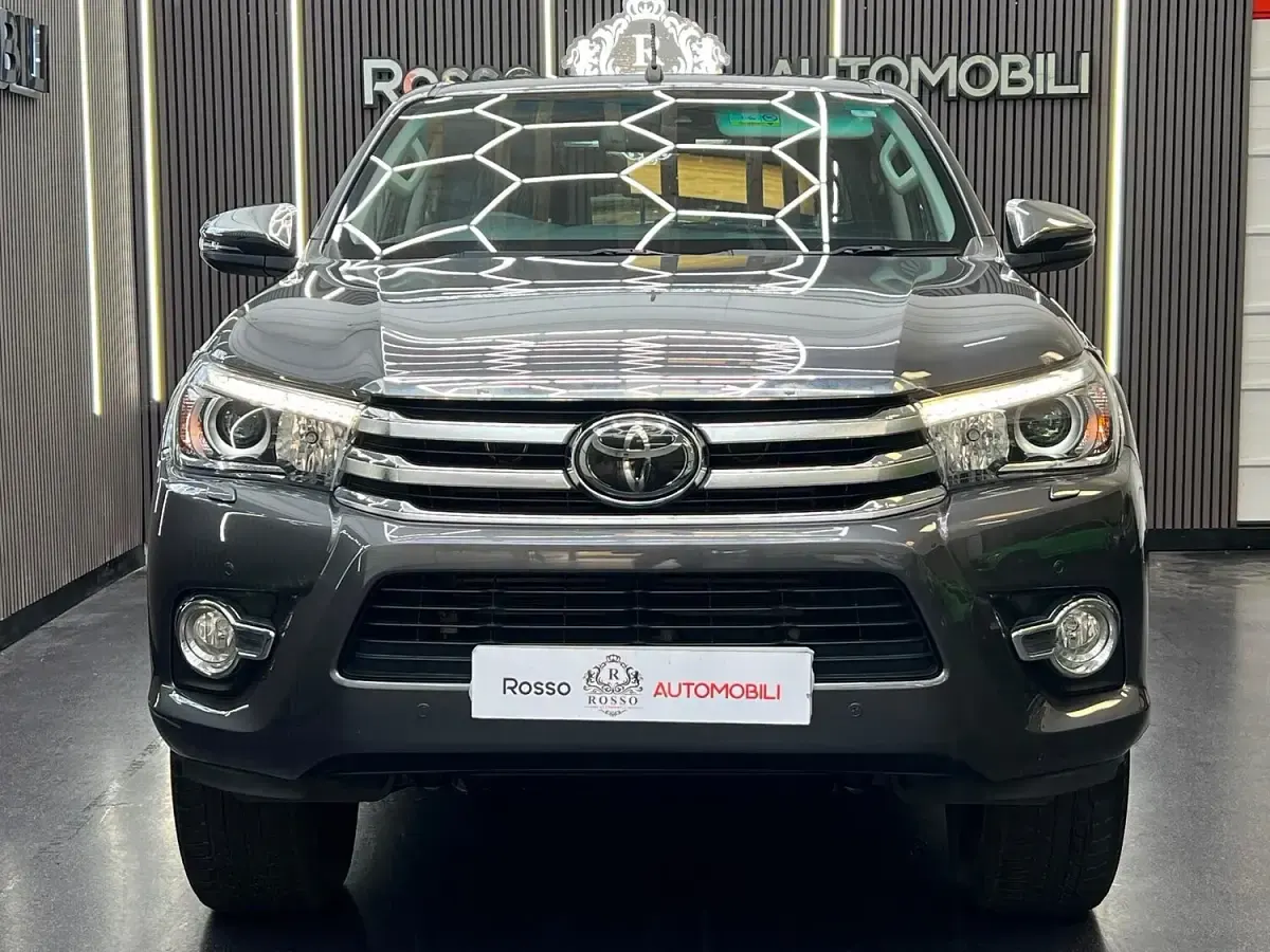 Used Toyota HiLux 150 HP (110 kW) 2020 Grey Pickup