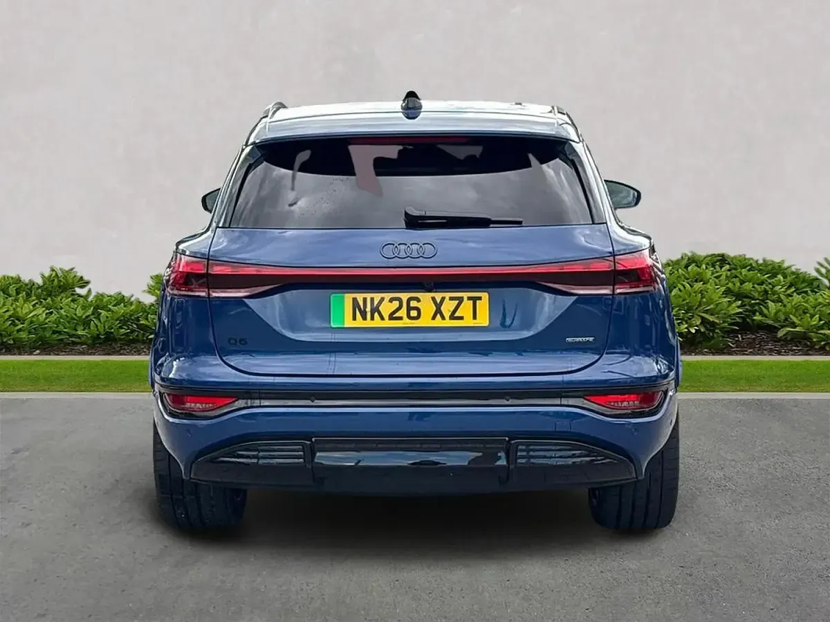 Begagnad Audi e-tron Business 284 kW (387 HK) 2026 Blå SUV