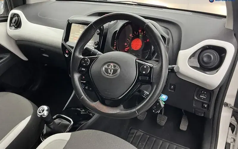 Used Toyota Aygo x-press 69 HP (50 kW) 2018 White Hatchback