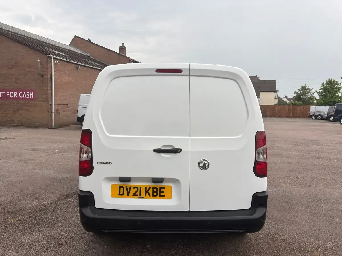 Used Vauxhall Combo 100 HP (73 kW) 2021 White MPV