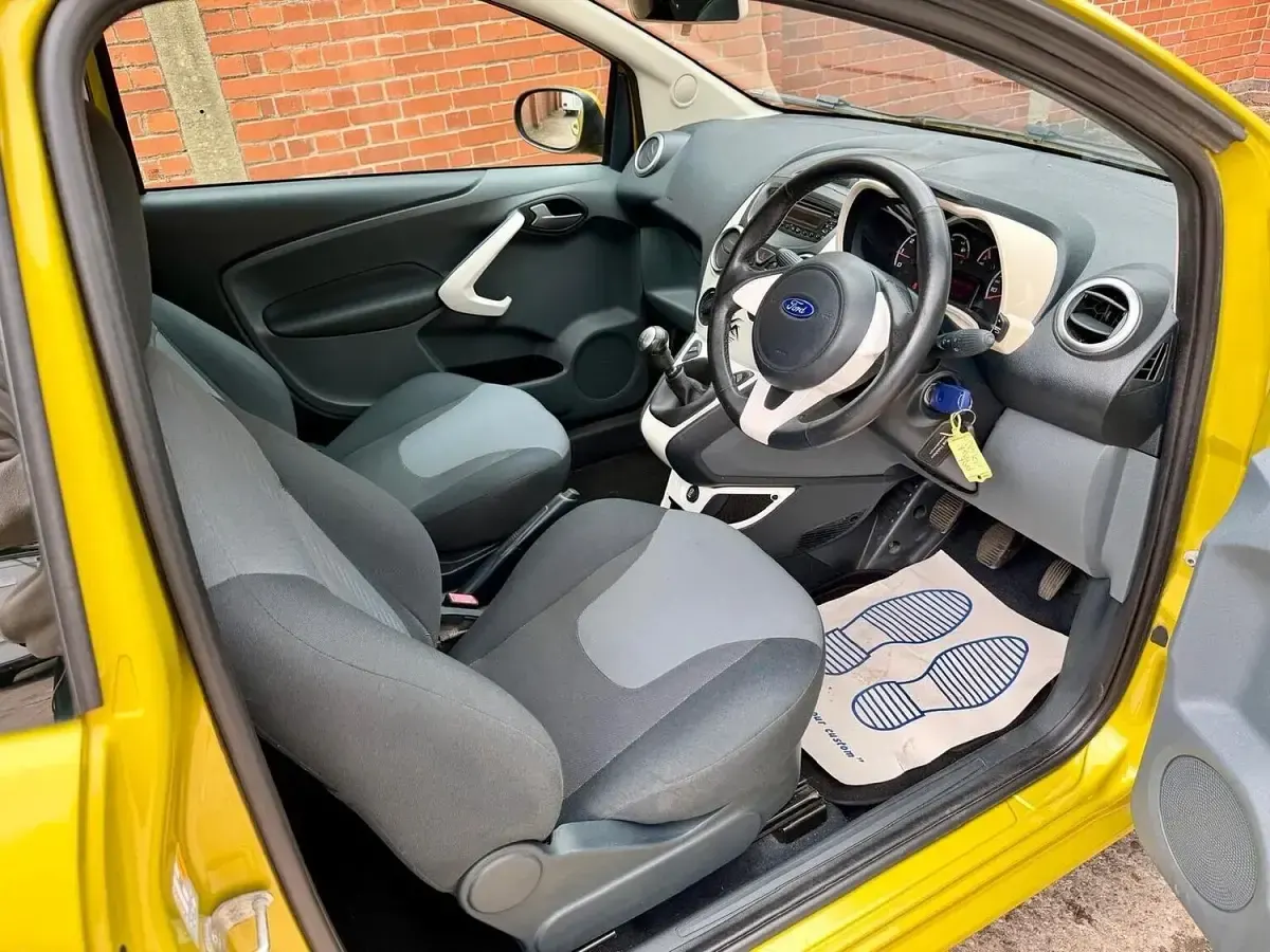 Used Ford Ka Zetec 69 HP (50 kW) 2014 Yellow Hatchback
