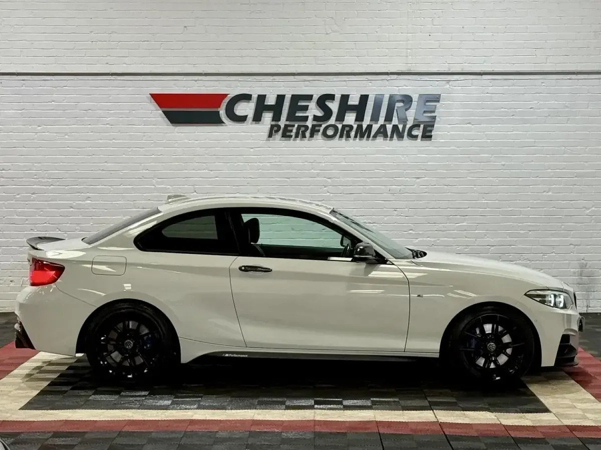 Begagnad BMW M240 M Performance 335 HK (246 kW) 2019 Vit Sportkupé