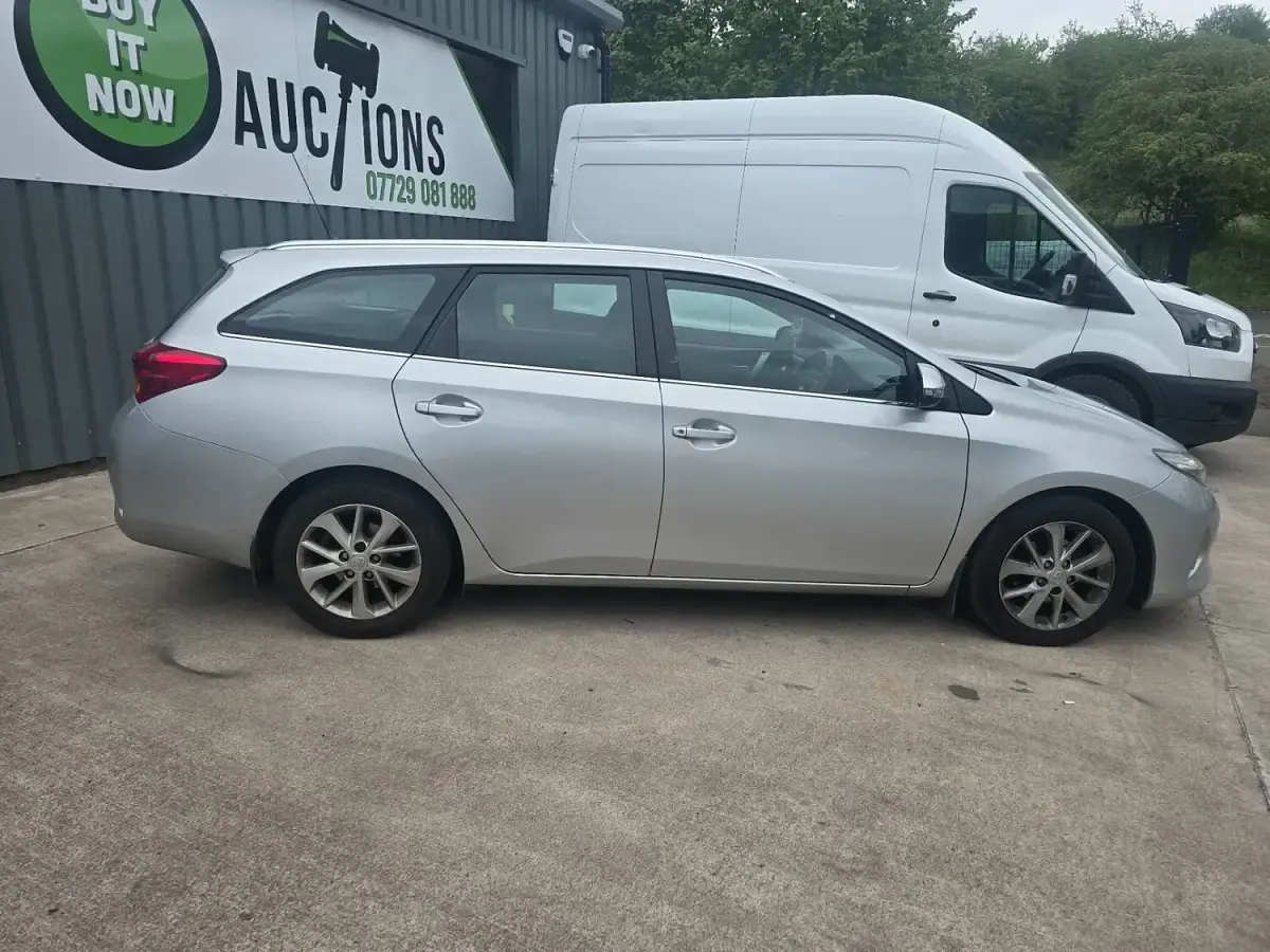 Used Toyota Auris 90 HP (66 kW) 2014 Silver Estate