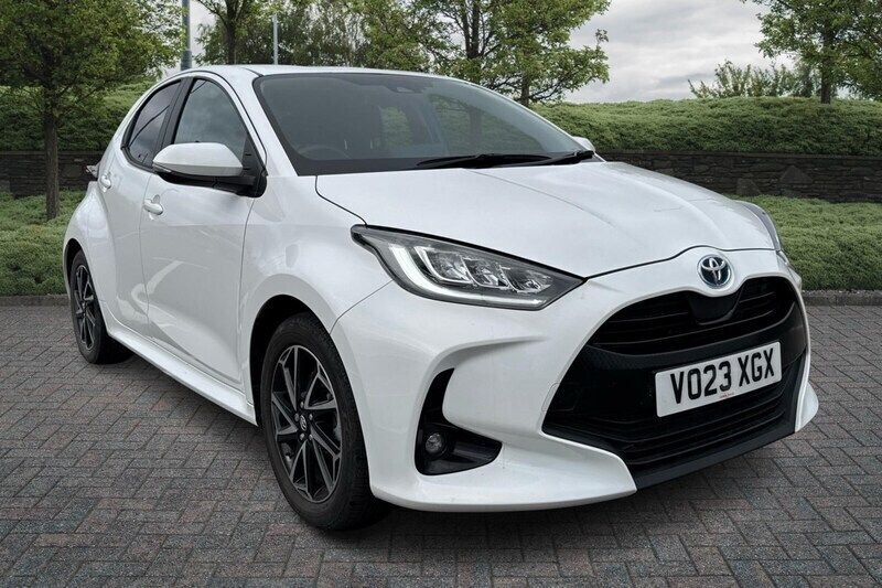 White Used 2023 Toyota Yaris Hybrid Design Hatchback | £18,485 (Fair price) - Image 1/4