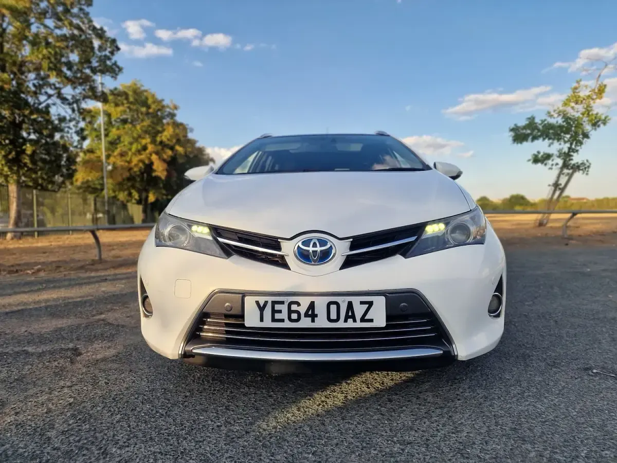 Used Toyota Auris Hybrid 2014 White Estate