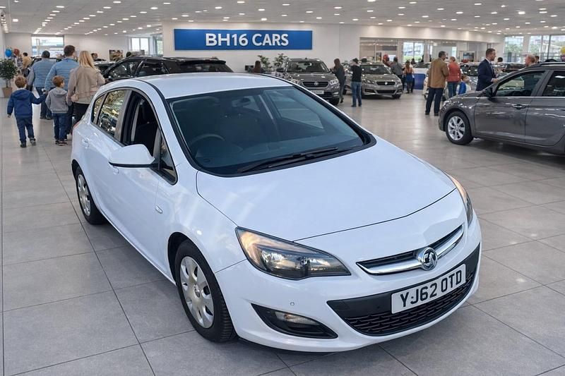 Used Vauxhall Astra 95 HP (69 kW) 2013 White Hatchback
