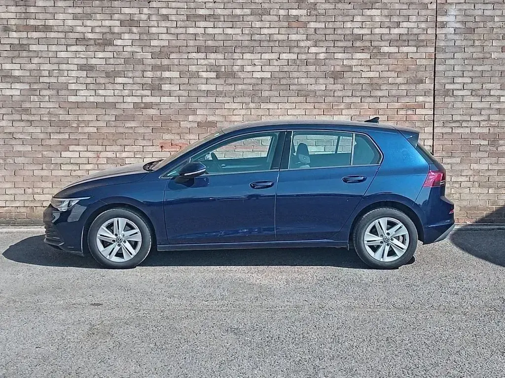 Used VW Golf VIII Life 130 HP (95 kW) 2023 Blue Hatchback