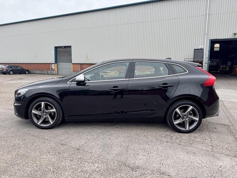 Used Volvo V40 R-Design 120 HP (88 kW) 2016 Black Hatchback