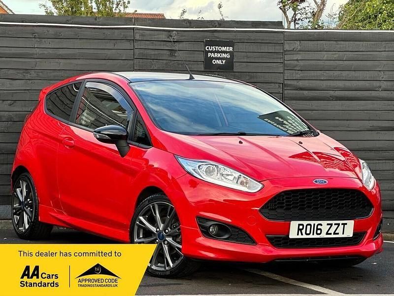 Red Used 2016 Ford Fiesta Zetec Hatchback | £4,599 (Fair price) - Image 1/4