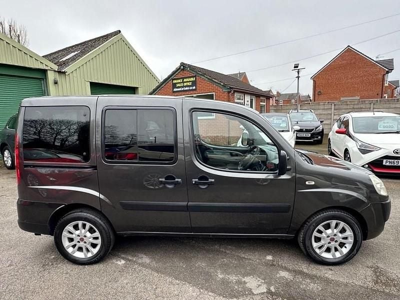 Usado Fiat Doblò Dynamic 77 CV (56 kW) 2008 Gris Monovolumen