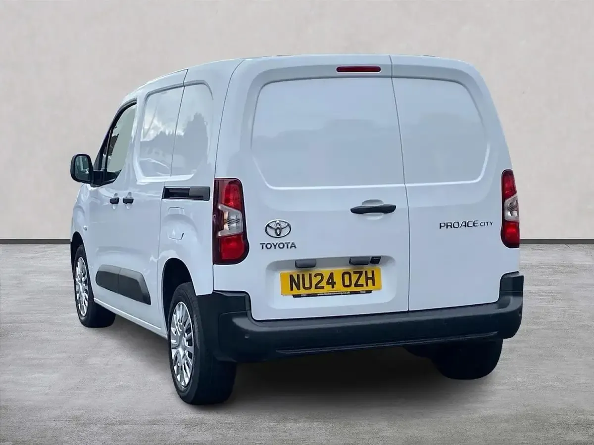 Used Toyota Proace 100 HP (73 kW) 2024 White MPV