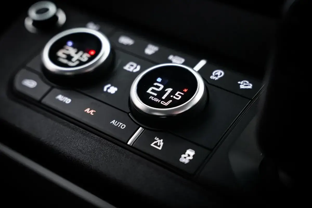Used Land Rover Defender SE 300 HP (220 kW) 2021 Black SUV