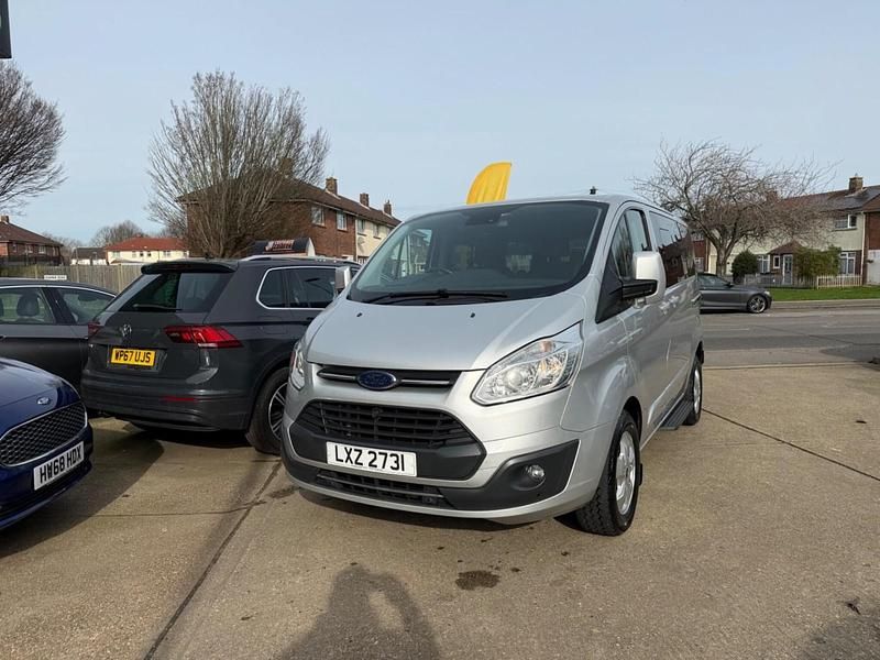 Usado Ford Tourneo Titanium 130 CV (95 kW) 2017 Plateado Monovolumen