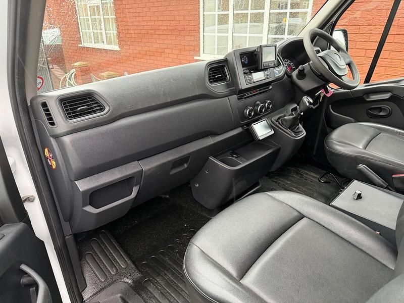 Used Vauxhall Movano Edition 150 HP (110 kW) 2020 White MPV